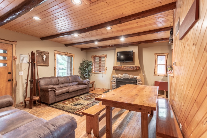 Tucked into the Pines, Awesome Location! Eagle’s Nest